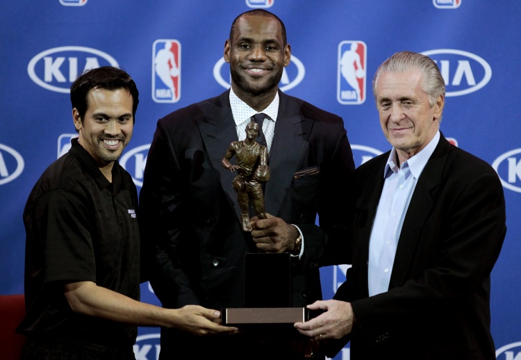 夸梅：莱利和禅师绝不会允许詹姆斯式篡权 这种巨星心态毁了NBA