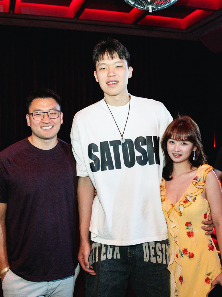 默默陪在身旁！杨瀚森和球鞋团队一起挑鞋时 女友也在一旁陪伴